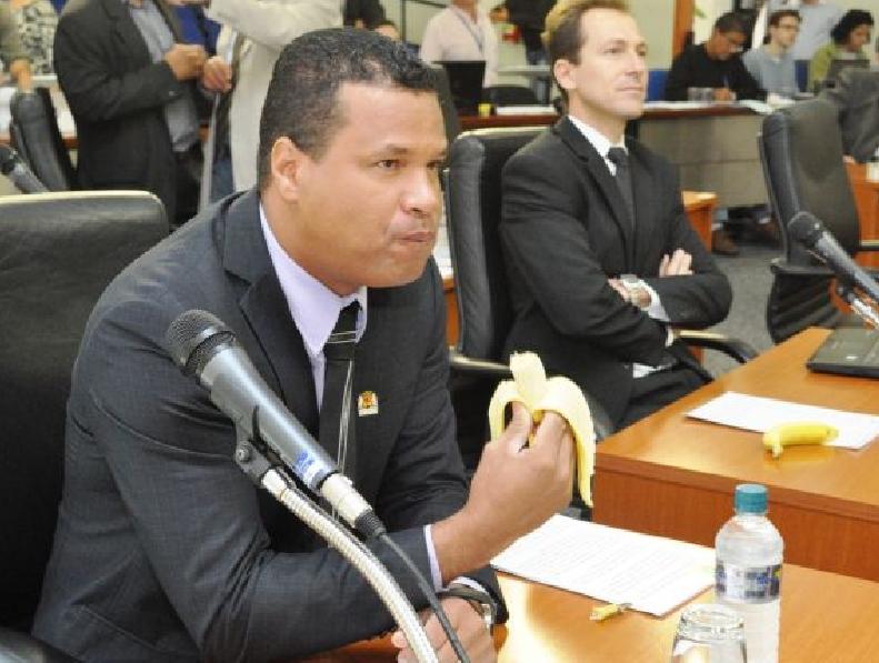 Vereador Waldecir Morelly levou banana para a C&acirc;mara Municipal ( Divulgação)