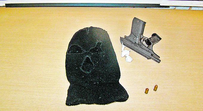 Pistola argentina e gorro de l&aacute; podem ter sido usados em assaltos ( Divulgação)