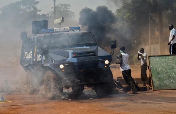 Rebeldes durante a ataque a forças do governo no Sudão do Sul (France Press)
