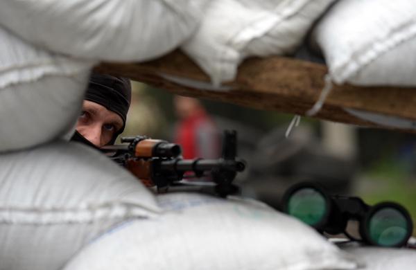Militante pr&oacute;-R&uacute;ssia faz guarda em cidade ao sul da Ucr&acirc;nia (France Press)