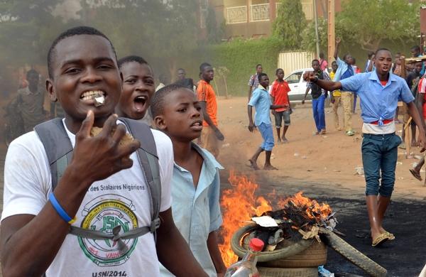 Pais de adolescentes sequestradas na Nig&eacute;ria durante protesto (France Press)