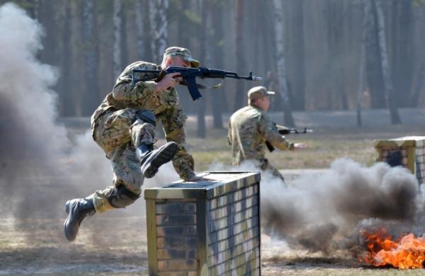 Soldado da rec&eacute;m criada Guarda Nacional Ucraniana participa de exerc&iacute;cio militar (France Press)