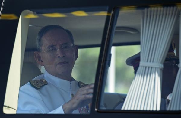 Rei da Tail&acirc;ndia Bhumibol Adulyadej durante rara apari&ccedil;&atilde;o p&uacute;blica no Pa&iacute;s (France Press)