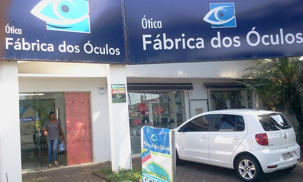 Porta de &oacute;tica foi danificada e teve que ser substitu&iacute;da por tapume na manh&atilde; desta segunda-feira (5) (Dorinaldo Oliveira/AAN)