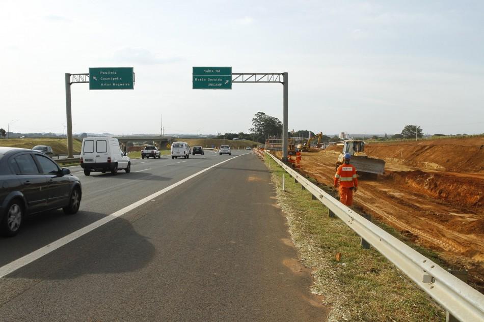 N&atilde;o h&aacute; prazo previsto para a realiza&ccedil;&atilde;o de pequenas obras nas proximidades do acesso da Dom Pedro I para Adhemar de Barros e hipermercado ( Gustavo Tilio/Especial para a AAN)
