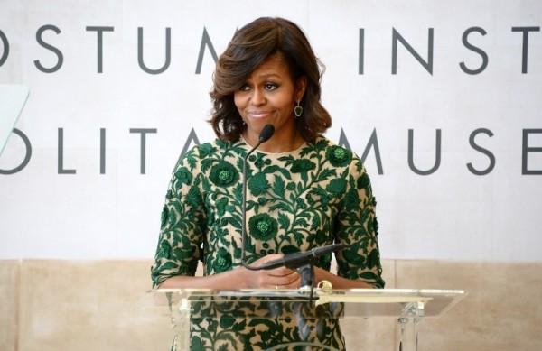 Michelle estava com um impactante vestido verde florido assinado pela estilista Naeem Khan (France Press)