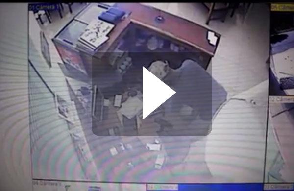 V&iacute;deo mostra ladr&atilde;o tirando o dinheiro do caixa e, na sa&iacute;da, cai nos cacos de vidro ( Reprodução/ YouTube)
