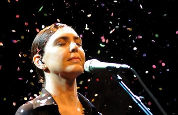 Adriana Calcanhoto durante a turn&ecirc; de seu show &quot;Olhos de Onda&quot; ( Divulgação)