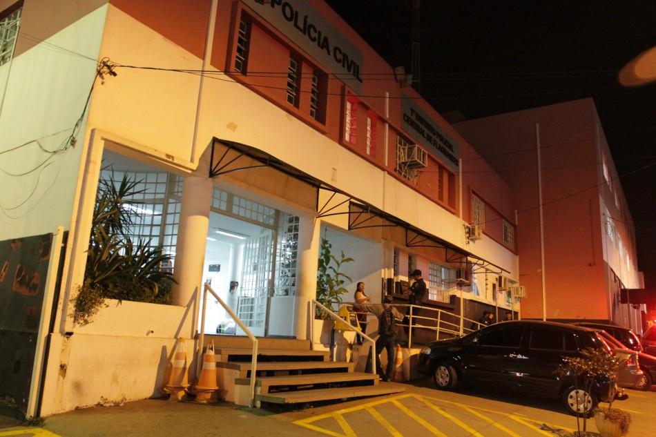 M&atilde;e foi levada para o 1&ordm; Distrito Policial de Campinas ( Rodrigo Zanotto/Especial para a AAN)