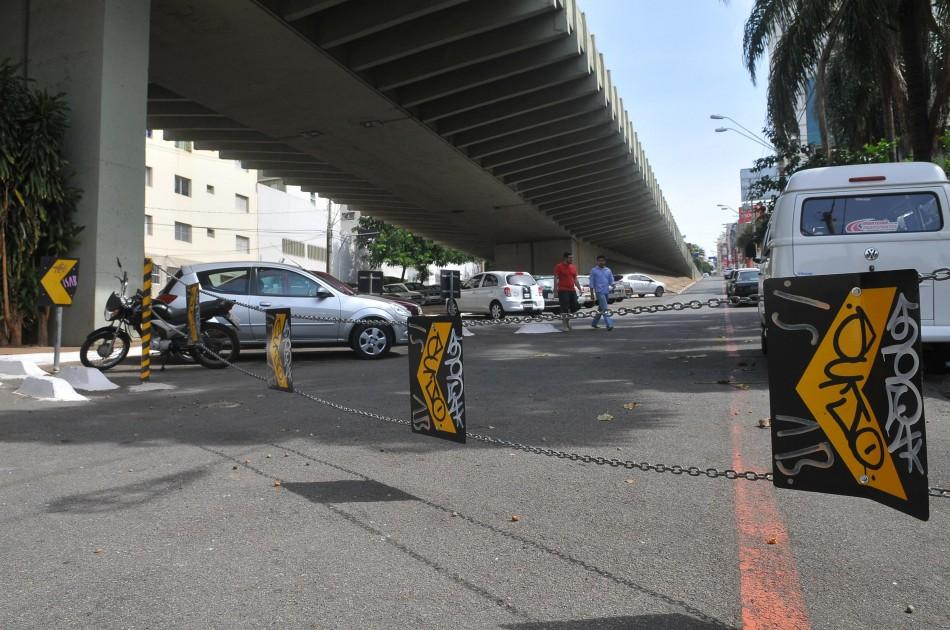 Corrente impede seguir em trecho que permite acessar a Av. Moraes Salles: Emdec alega que bloqueio serve para evitar conflito vi&aacute;rio na regi&atilde;o ( César Rodrigues/AAN)