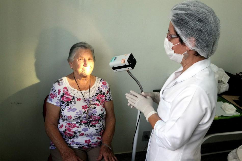 As pessoas s&atilde;o convidadas a fazer o exame de c&acirc;ncer bucal ( Divulgação)