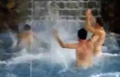 Homens e uma mulher tamb&eacute;m tiram a roupa e pulam todos pelados no interior de um chafariz ( Reprodução)