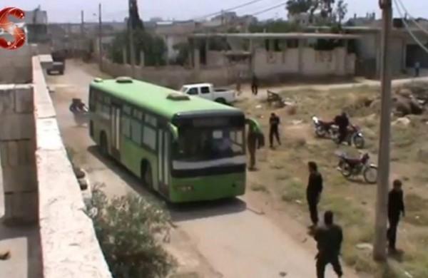&Ocirc;nibus leva os combatentes rebeldes embora da Cidade Velha de Homs, na S&iacute;ria: in&iacute;cio da evacua&ccedil;&atilde;o (France Press)