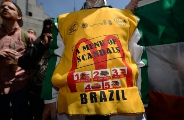 Cerca de 70 manifestantes se manifestaram em frente a um restaurante da rede McDonald's em Manhattan (France Press)