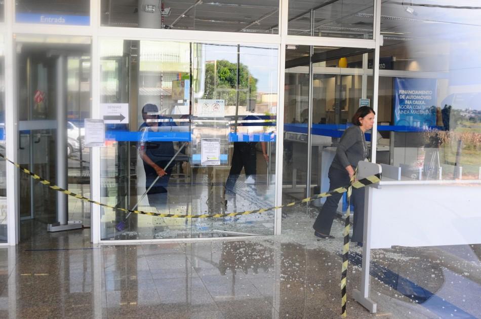 Assaltantes chegaram a usar os clientes como escudo durante o assalto em Sumar&eacute; (Élcio Alves/AAN)