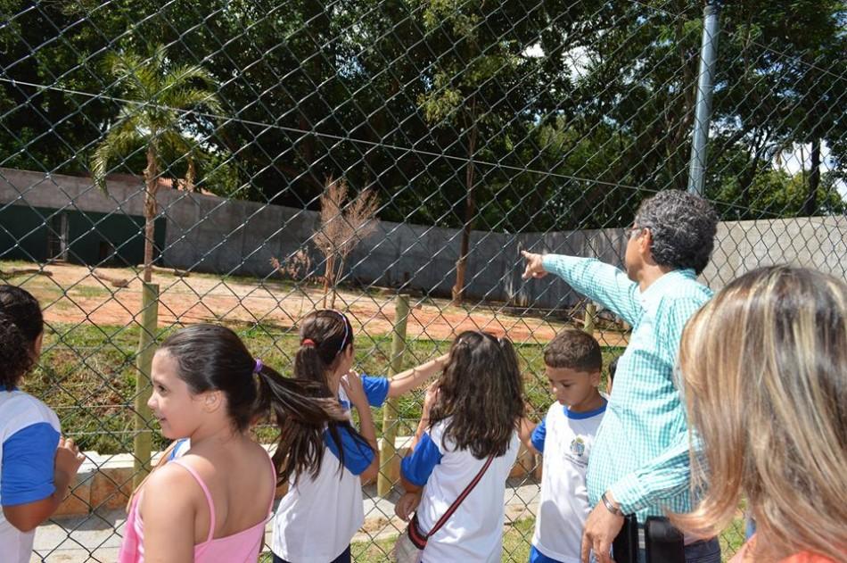 O prefeito de Ara&ccedil;atuba, Cido S&eacute;rio, acompanhou um grupo de estudantes na reabertura do zool&oacute;gico r
 (Kaio Esteves)