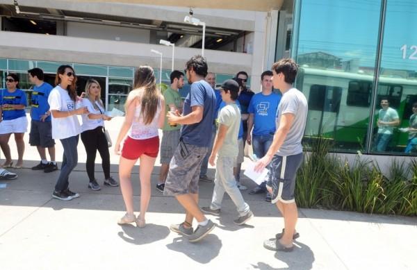 Estudantes entrando em colégio neste sábado (26) para fazer o Exame Nacional do Ensino Médio  ( Dominique Torquato/AAN)
