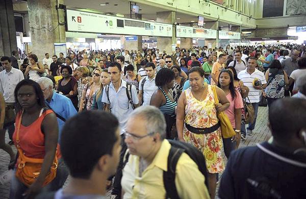 Com a greve dos rodovi&aacute;rios, a movimenta&ccedil;&atilde;o de passageiros na Central do Brasil foi intensa (Agência Brasil)