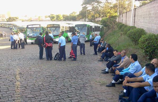 Os 274 ve&iacute;culos da Linha Verde est&atilde;o parados, afetando 40 mil pessoas (Dorinaldo Oliveira/ Correio Popular)