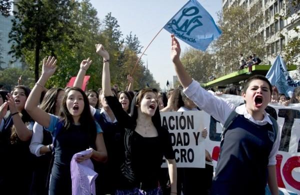 Manifesta&ccedil;&atilde;o estudantil partiu da pra&ccedil;a It&aacute;lia, no centro de Santiago, com 23 mil pessoas (France Press)