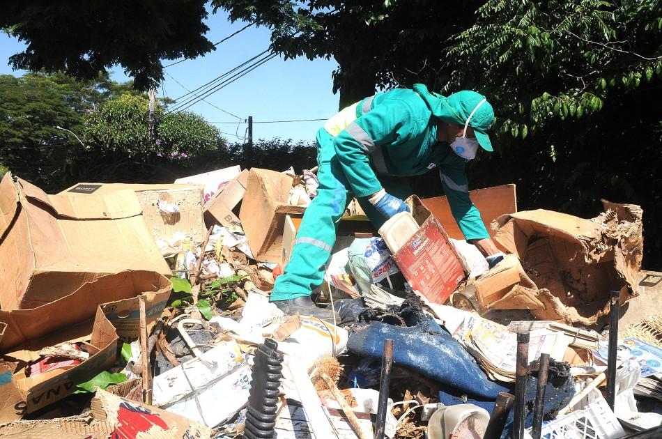 Equipes da Prefeitura em a&ccedil;&atilde;o contra dengue em casa de acumuladores ( Carlos Sousa Ramos/AAN)