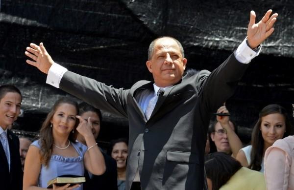 Luis Guillermo Sol&iacute;s, de 56 anos, recebeu a faixa presidencial passada por Laura Chinchilla para governar a Costa Rica (France Press)