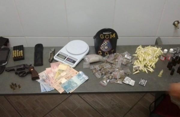 Objetos apreendidos no matagal onde o menor se escondeu foram levados &agrave; delegacia  ( Divulgação)