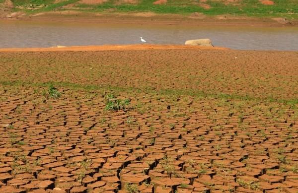 Solo craquelado exposto em trecho completamente seco da Represa do Jaguari, respons&aacute;vel por 82% da capacidade do Cantareira ( C&eacute;sar Rodrigues/AAN)