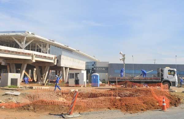 Oper&aacute;rios ainda trabalham em terminal que deveria estar pronto ( César Rodrigues/AAN)