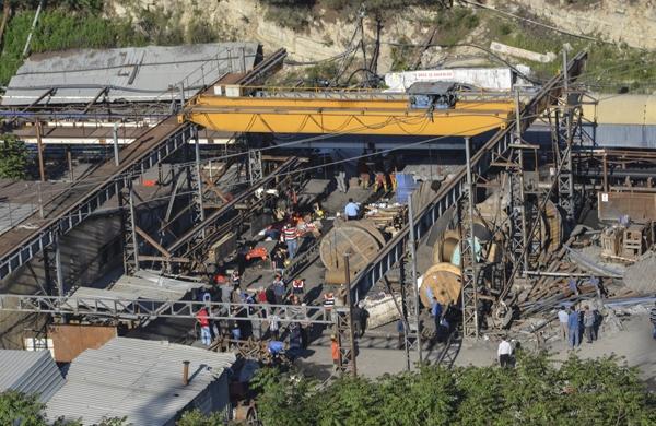 Oper&aacute;rios se re&uacute;nem entorno da entrada de mina que desabou na Turquia (Fance Press)