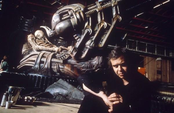 Hans Rudolf Giger ao lado de um dos alien&iacute;genas que criou e que aparecem no filme 'Alien, o Oitavo Passageiro', do diretor Ridley Scott ( Divulgação)