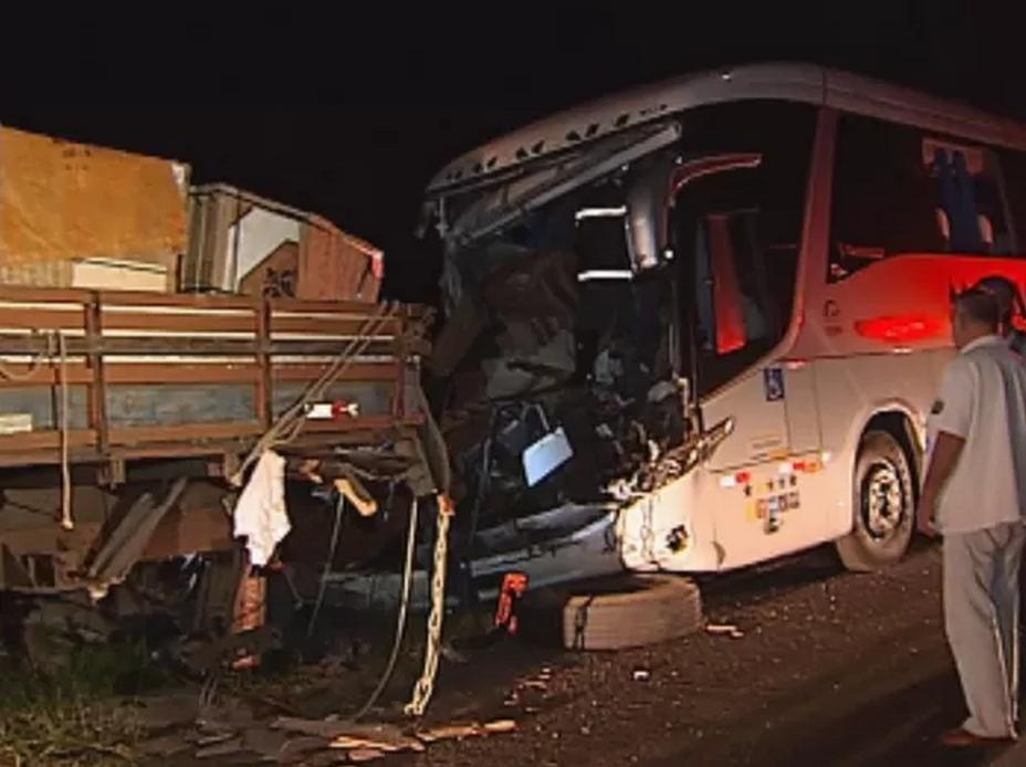 &Ocirc;nibus que transportava estudantes bateu na traseira de caminh&atilde;o (Captura de vídeo)