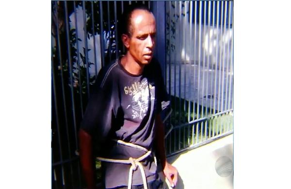 Concei&ccedil;&atilde;o ficou preso em port&atilde;o at&eacute; a chegada da pol&iacute;cia ( Reprodução)