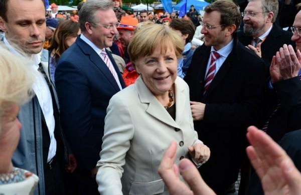 A chanceler Angela Merkel fez com&iacute;cio pela campanha para as elei&ccedil;&otilde;es europeias (France Press)
