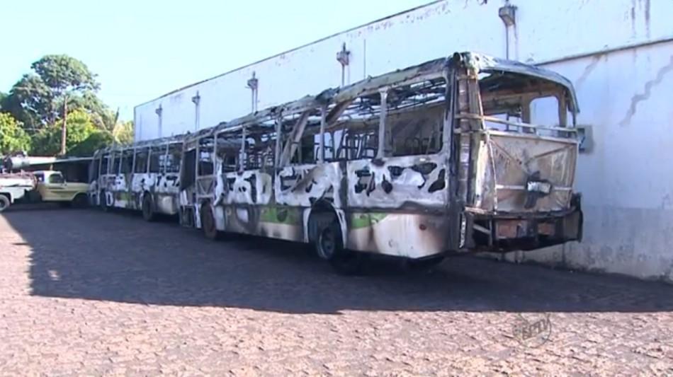 Pol&iacute;cia investiga motivo dos &ocirc;nibus terem sido queimados (Captura de vídeo)