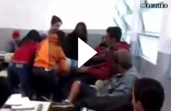 Menina apanhou por cerca de um minuto e meio, sem que a professora ou os demais alunos tentassem apartar a briga ( Reprodução)