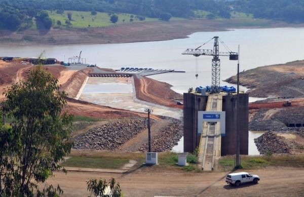 Conjunto de bombas (ao fundo) vai retirar reserva de &aacute;gua para abastecer a Grande S&atilde;o Paulo ( César Rodrigues/AAN)