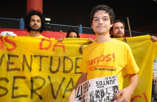 Integrantes do coletivo Juntos!, que organiza atos em Campinas, com Ot&aacute;vio Mancuso &agrave; frente: pauta variada ( Edu Fortes/AAN)