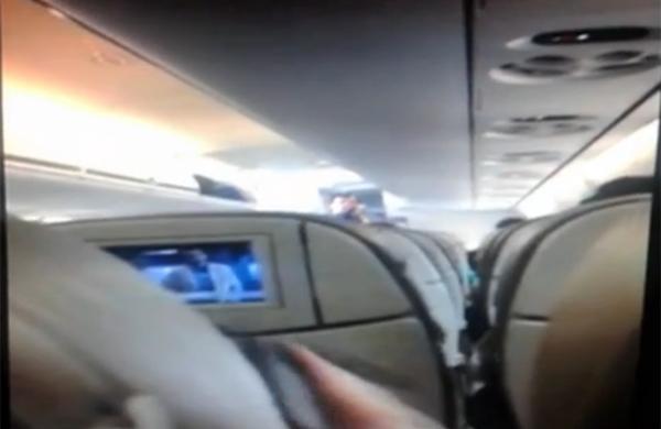 Piloto explica para passageiros a manobra realizada para evitar colis&atilde;o (Reprodução)