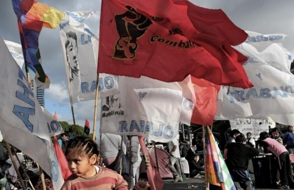 Entre os manifestantes - que carregavam bandeiras vermelhas e faixas exigindo trabalho - havia m&atilde;es com crian&ccedil;as no colo e muitos jovens (France Press)
