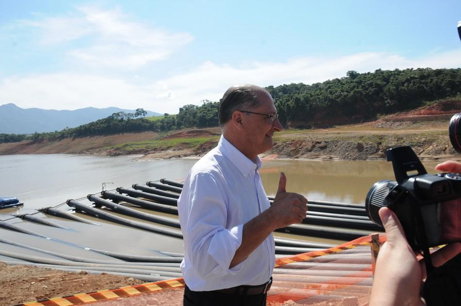 O governador Geraldo Alckmin participou do in&iacute;cio da opera&ccedil;&atilde;o para retirar do volume morto de represa do Sistema Cantareira ( Carlos Sousa Ramos/AAN)