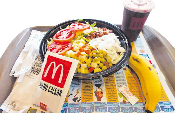 O prato de R$ 23, com salada, legumes, arroz, feij&atilde;o, molho, fruta e suco: hamb&uacute;rguer veio depois (Felipe Tonon/AAN)