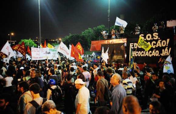 Manifestantes fazem passeata no Dia Internacional de Lutas contra a Copa, na Avenida Presidente Vargas, no centro do Rio (Fernando Frazão/Agência Brasil)