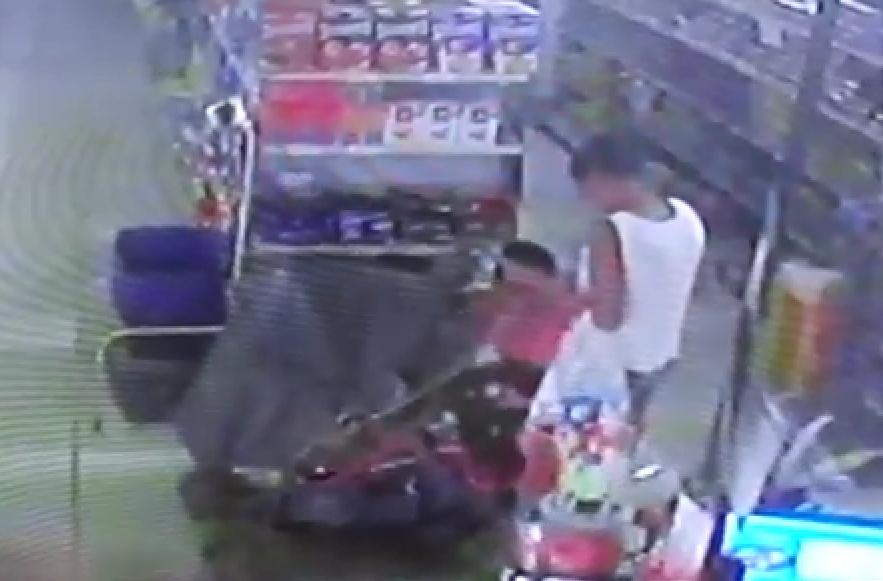 C&acirc;mera de seguran&ccedil;a flagrou o uso do carrinho de beb&ecirc; para furtar (Captura de vídeo)