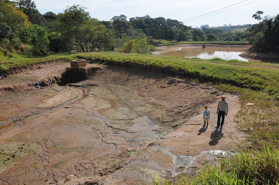 Marcelo Silva Cabral mostra que uma represa da propriedade secou e n&atilde;o ter&aacute; como renovar a planta&ccedil;&atilde;o sem chuva ( Carlos Sousa Ramos/AAN)