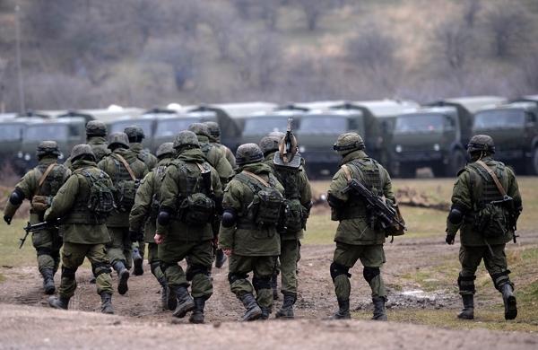 Soldados russos patrulham fronteira com a Ucr&acirc;nia em meio &agrave; crise entre os pa&iacute;ses (France Press)