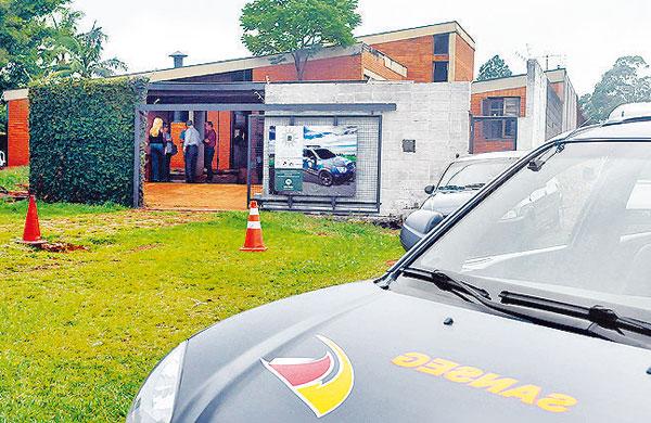 Carro de empresa de seguran&ccedil;a em frente &agrave; casa que abrigar&aacute; base da GM (Cesar Rodrigues/ ANN)