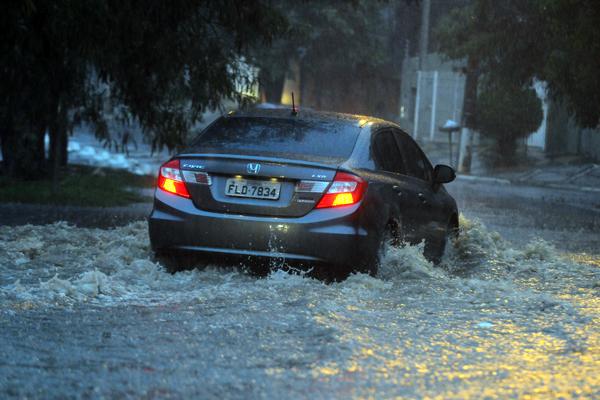 A forte chuva que atingiu Campinas no final da tarde desta sexta-feira (21) causou transtornos em diversos pontos de Campinas (Elcio Alves/ AAN )