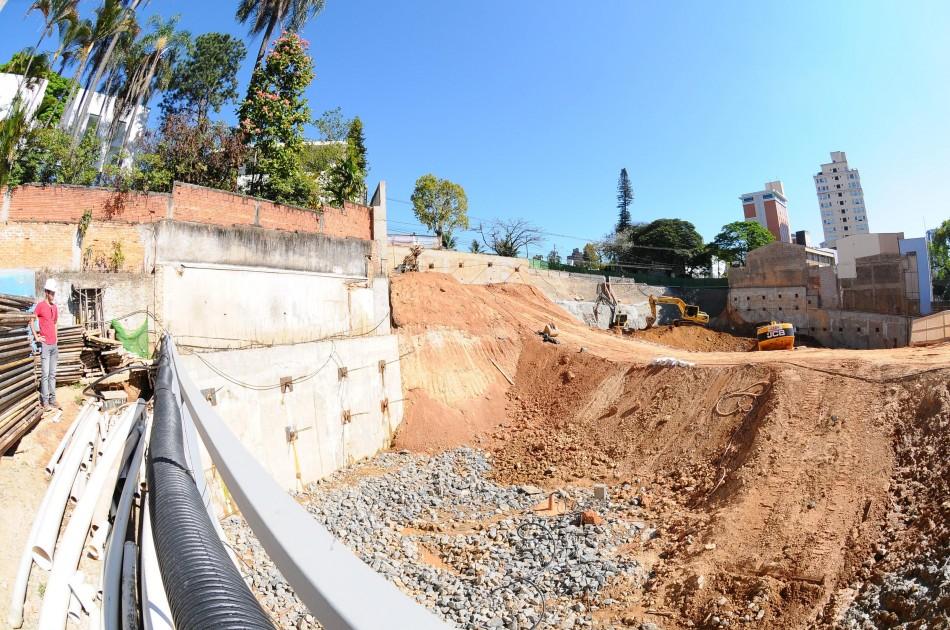 Parte das obras na cratera est&aacute; conclu&iacute;da, mas recupera&ccedil;&atilde;o total n&atilde;o est&aacute; definida ( Cedoc/RAC)