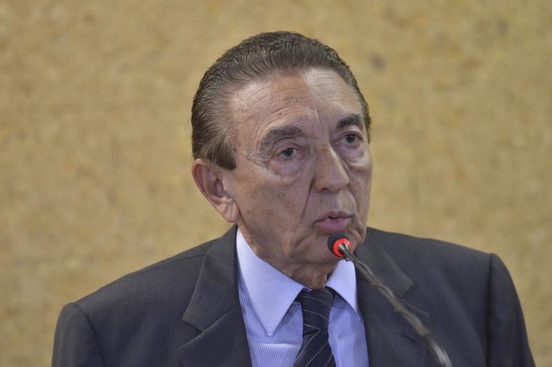 Ministro de Minas e Energia, Edson Lobão, durante entrevista coletiva sobre o leilão do Campo de Libra, na Bacia de Campos (Agência Brasil)